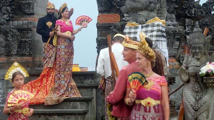 Wisatawan mancanegara berpose mengenakan busana pengantin adat Bali saat berkunjung di Daya Tarik Wisata (DTW) Ulun Danu Beratan, Tabanan, Bali, Senin (3/8/2026). Badan Pusat Statistik Provinsi Bali mencatat jumlah kunjungan wisatawan mancanegara yan