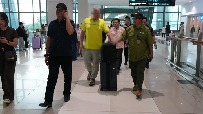 Bule AS (baju kuning) Bikin Onar di Sukabumi
