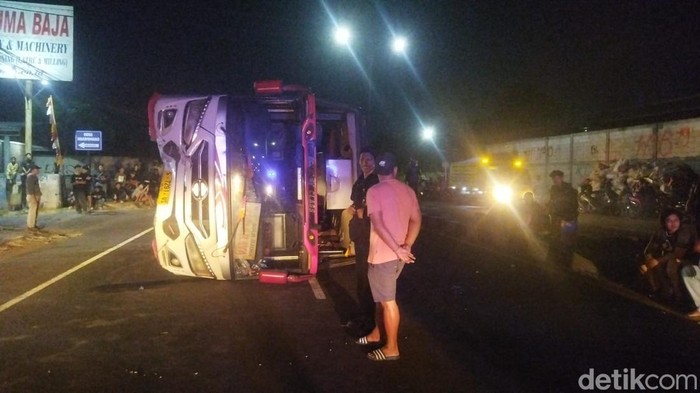 Bus PO Mira terguling di Jalan Jogja-Solo, Desa Ngawonggo, Kecamatan Ceper, Klaten.