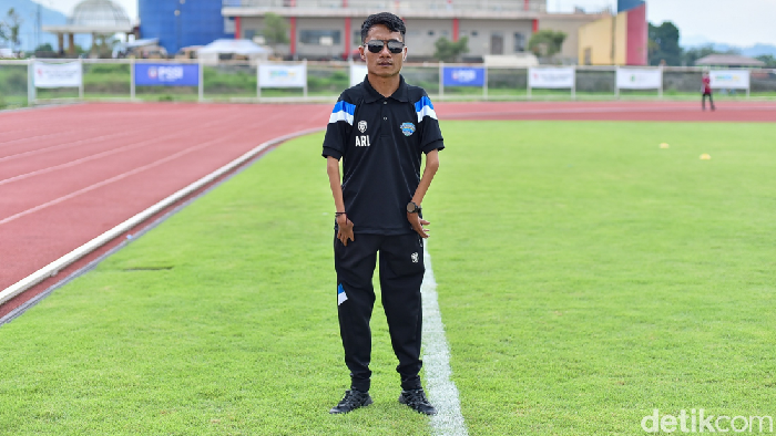 Coach Ariel.