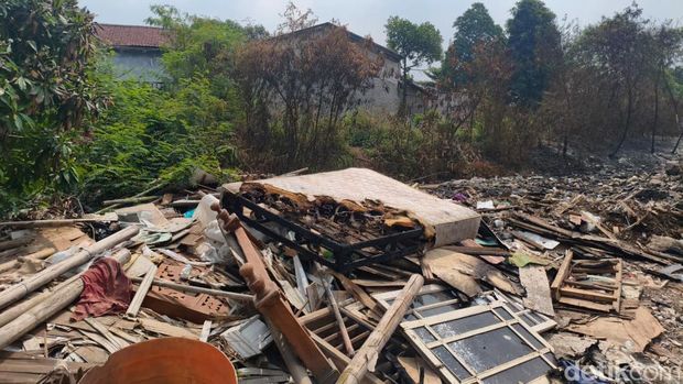 Damkar tetap menyemprotkan air ke tempat pembuangan sampah (TPS) liar di Kramat Jati, Jakarta Timur. Api terus disemprotkan agar api padam total. (Kurniawan/detikcom)