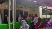 Jenazah Diding Boneng masih disemayamkan di rumah duka. Foto: Ahsan/detikHOT