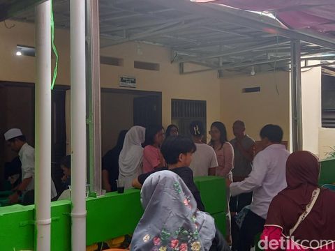Suasana rumah duka Diding Boneng