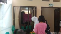 Para pelayat bergantian masuk ke dalam rumah untuk mendoakan jenazah. Foto: Ahsan/detikHOT