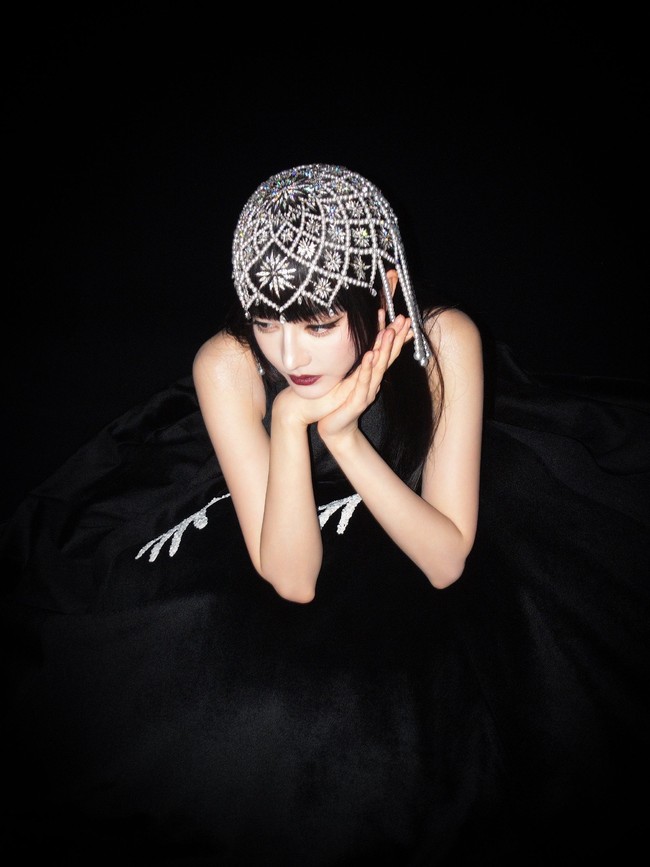 Fitur wajah khas Uighur dengan mata yang dalam dan ekspresif, serta kulit porselennya yang tanpa cela melengkapi kecantikan head piece tersebut.Foto: Weibo Dilraba Dilmurat