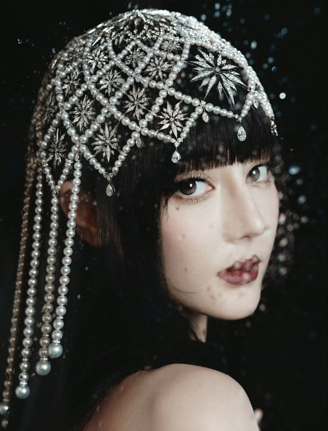 Pemain ‘Love Beyond the Grave’ itu pun hanya perlu melengkapi riasan wajahnya dengan lipstik merah sebagai aksentuasi.Foto: Weibo Dilraba Dilmurat