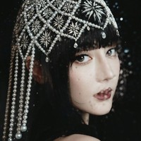 Pemain ‘Love Beyond the Grave’ itu pun hanya perlu melengkapi riasan wajahnya dengan lipstik merah sebagai aksentuasi.Foto: Weibo Dilraba Dilmurat