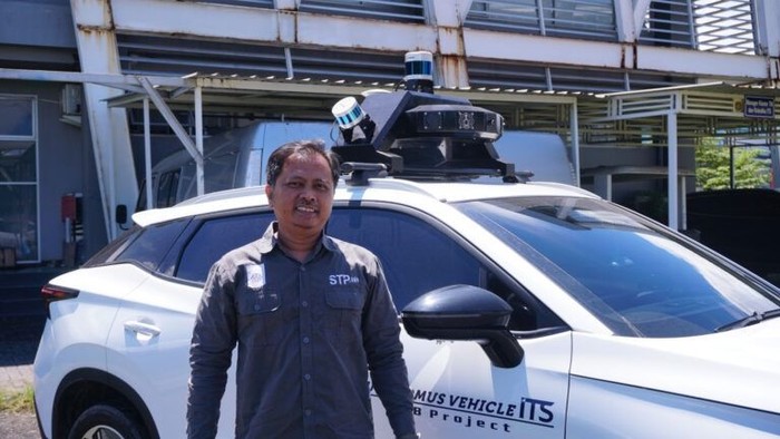 Dosen Departemen Teknik Elektro Institut Teknologi Sepuluh Nopember (ITS) Dr Rudy Dikairono ST MT bersama mobil otonom yang dikembangkannya bersama tim dari STP ICT dan Robotika ITS.