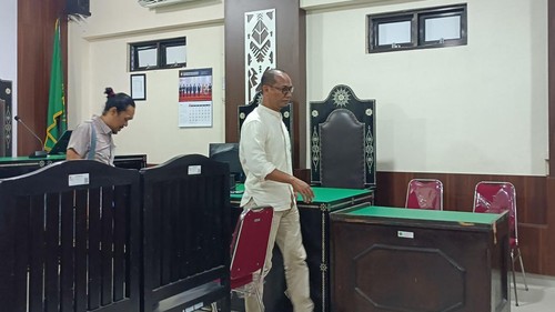 Eks Kepala BPN Sumbawa dan Lombok Tengah, Subhan, bersama kuasa hukumnya  hendak keluar ruang sidang PN Mataram, Senin (3/8/2026) malam. Subhan menjadi salah satu terdakwa korupsi MXGP Samota. (Foto: Abdurrasyid Efendi/detikBali)