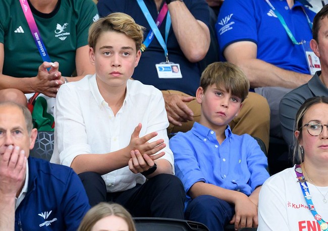 Dalam kesempatan tersebut, Louis tampil rapi mengenakan kemeja biru muda Ralph Lauren yang dipadukan dengan celana panjang navy. Sementara itu, Pangeran George yang kini berusia 12 tahun tampil tak kalah formal dengan kemeja linen putih. Foto: Karwai Tang/WireImage
