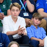 Dalam kesempatan tersebut, Louis tampil rapi mengenakan kemeja biru muda Ralph Lauren yang dipadukan dengan celana panjang navy. Sementara itu, Pangeran George yang kini berusia 12 tahun tampil tak kalah formal dengan kemeja linen putih. Foto: Karwai Tang/WireImage