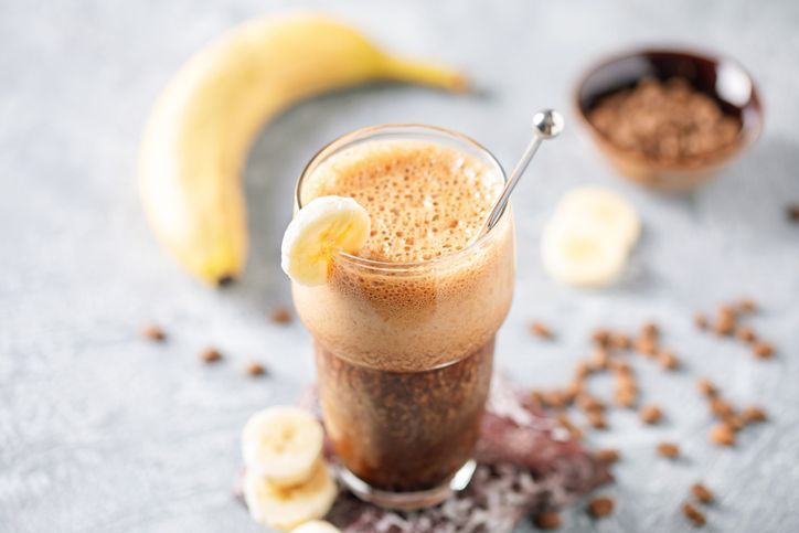 Es kopi dicampur pisang.