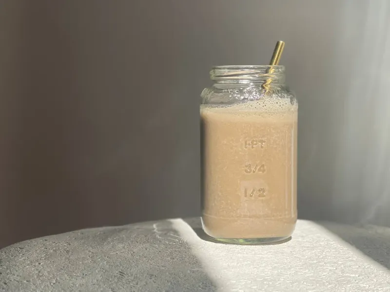 Es kopi dicampur pisang.