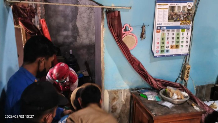 Proses evakuasi seorang wanita berbobot 300 kg yang mengalami sesak napas di Sragen, Senin (3/8/2026).