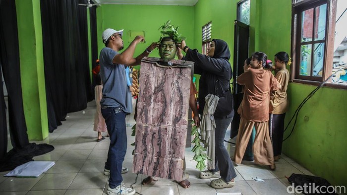 Sejumlah peserta menampilkan pentas seni pada Festival Pendayagunaan Ruang Publik Rumah Cahaya Ilmu di Koja, Jakarta Utara, Senin (3/8/2026).
