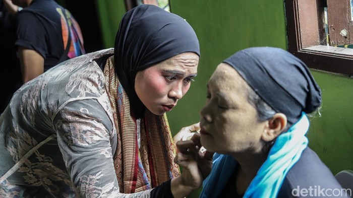 Sejumlah peserta menampilkan pentas seni pada Festival Pendayagunaan Ruang Publik Rumah Cahaya Ilmu di Koja, Jakarta Utara, Senin (3/8/2026).