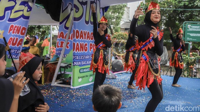 Sejumlah peserta menampilkan pentas seni pada Festival Pendayagunaan Ruang Publik Rumah Cahaya Ilmu di Koja, Jakarta Utara, Senin (3/8/2026).