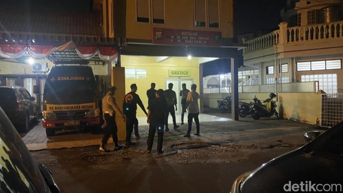 Foto: Suasana di RS Bhayangkara Medan, Kamar Jenazah di datangi Propam (dok. Mhd Ilham Pradilla)
Kontributor detikSumut: Mhd Ilham Pradilla