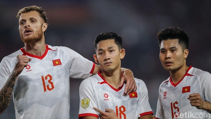 Timnas Indonesia harus menelan kekalahan telak 0-3 dari Vietnam dalam lanjutan penyisihan Grup A Piala AFF 2026 di Stadion Pakansari, Senin (3/8/2026) malam WIB. Hasil ini membuat peluang Garuda untuk melaju ke babak semifinal semakin berat.