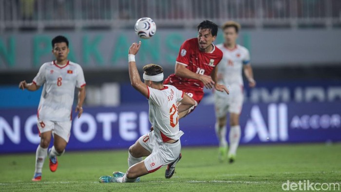 Timnas Indonesia harus menelan kekalahan telak 0-3 dari Vietnam dalam lanjutan penyisihan Grup A Piala AFF 2026 di Stadion Pakansari, Senin (3/8/2026) malam WIB. Hasil ini membuat peluang Garuda untuk melaju ke babak semifinal semakin berat.