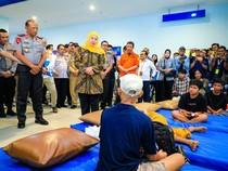 Khofifah Jenguk Korban KMP Mutiara Sentosa, Biaya Perawatan Ditanggung
