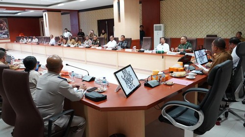 Gubernur NTT Emanuel Melkiades Laka Lena menggelar rapat koordinasi bersama jajaran Forkopimda  terkait penyelesaian konflik berdarah di Adonara Timur, Flores Timur, NTT. (Foto: Dok. Pemprov NTT)