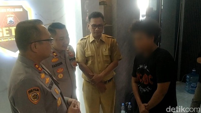 Momen BW (19) memberikan klarifikasi di Polres Pekalongan usai mengaku dibegal, yang belakangan terungkap hoaks, Senin (3/8/2026).