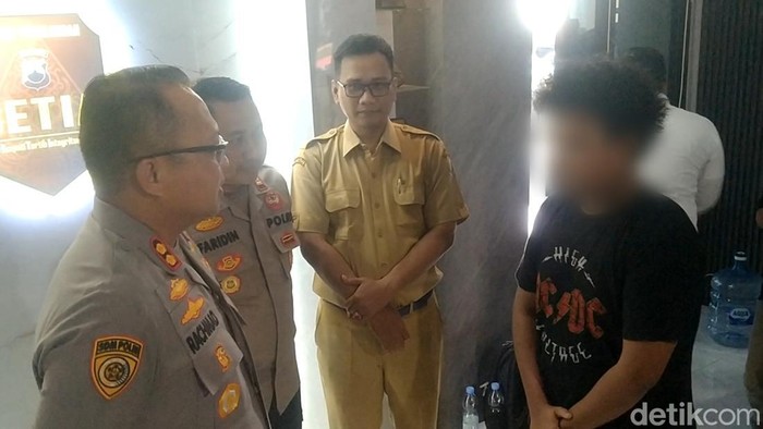 Momen BW (19) memberikan klarifikasi di Polres Pekalongan usai mengaku dibegal, yang belakangan terungkap hoaks, Senin (3/8/2026).