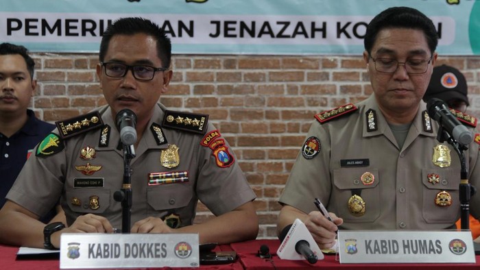 Kepala Bidang Kedokteran dan Kesehatan Polda Jatim Kombes Pol Wahono Edhi P (kiri) dan Kepala Bidang Hubungan Masyarakat Polda Jatim Kombes Pol Jules Abraham Abast (kanan) menyampaikan konferensi pers terkait hasil identifikasi korban kecelakaan KMP Mutiara Sentosa II di Rumah Sakit Bhayangkara H.S. Samsoeri Mertojoso, Surabaya, Jawa Timur, Senin (3/8/2026). Tim Disaster Victim Identification (DVI) Polda Jawa Timur mengidentifikasi lima korban meninggal dunia kecelakaan KMP Mutiara Sentosa II di perairan utara Sumenep, Madura, dan menyatakan seluruh korban tidak meninggal akibat luka bakar.  ANTARA FOTO/Umarul Faruq/wsj.