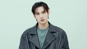 Di foto berbeda, Siwan tampil dengan T-shirt abu-abu dan jaket kulit dan celana denim. Di sini rambutnya dibuat diberi highlight merah. (Foto: dok. THEBLACKLABEL)