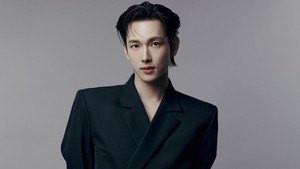 Siwan tampil dengan rambut belah pinggir dengan beberapa helai ditata ke depan. Dia mengenakan jas oversize hitam, senada dengan bawahannya. (Foto: dok. THEBLACKLABEL)