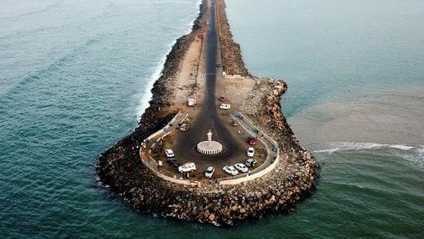 INDIA-ECONOMY-TOURISM An aerial view shows visitors at the south-eastern tip of Pamban Island in Tamil Nadu state, in Dhanushkodi on September 25, 2021. (Photo by Arun SANKAR / AFP)