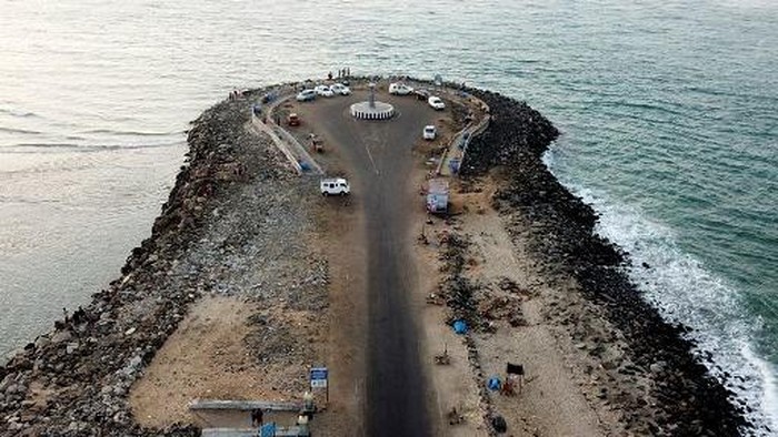 An aerial view shows visitors at the south-eastern tip of Pamban Island in Tamil Nadu state, in Dhanushkodi on September 25, 2021. (Photo by Arun SANKAR / AFP)