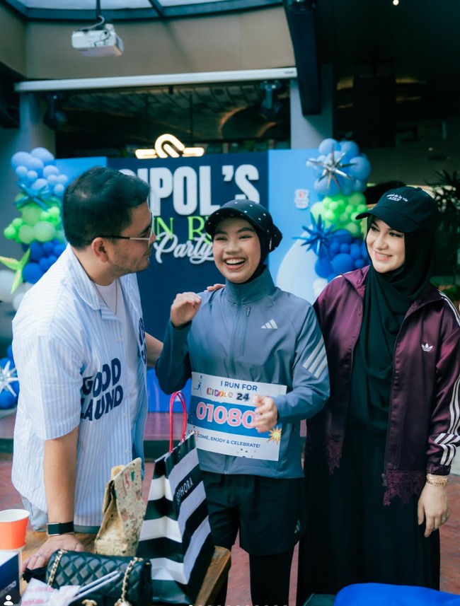Irish Bella dan suaminya, Haldy Sabri turut hadir memeriahkan acara. Irish tampil sporty, kompak dengan sang putri. Foto: Instagram/@_irishbella_