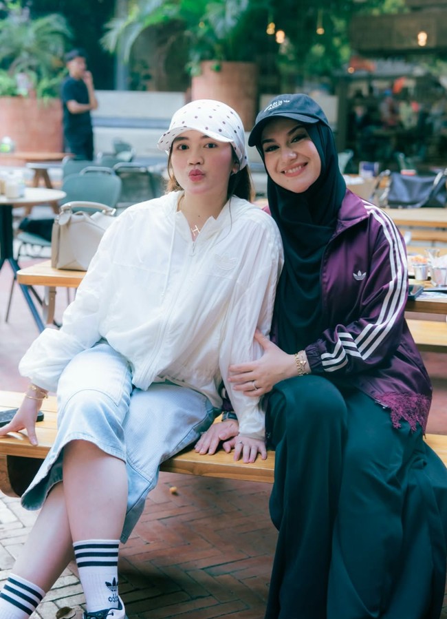 Irish juga tampak memamerkan kedekatannya dengan putri sambung keduanya, Hasya Sabri. Alih-alih ibu dan anak, keduanya terlihat kompak bak kakak-adik. Foto: Instagram/@_irishbella_