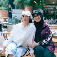 Irish juga tampak memamerkan kedekatannya dengan putri sambung keduanya, Hasya Sabri. Alih-alih ibu dan anak, keduanya terlihat kompak bak kakak-adik. Foto: Instagram/@_irishbella_