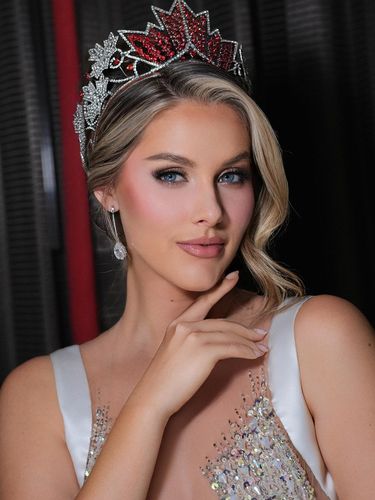 Jaime VandenBerg tampil di Miss Universe saat hamil 4 bulan. Ia sengaja merahasiakannya agar dinilai atas kerja keras dan advokasinya, bukan kehamilannya.