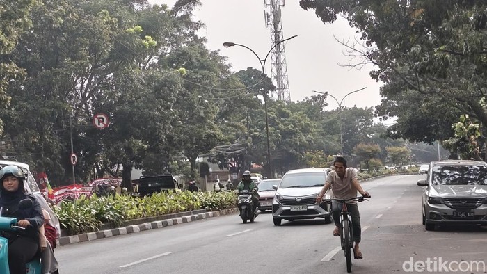Jalanan di Bandung yang masih minim fasilitas bagi pesepeda.