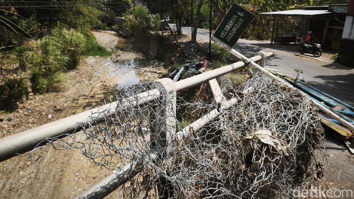 Kondisi talud sungai Sadang dan jembatan penghubung Kelurahan Jabungan, Kecamatan Banyumanik, Kota Semarang, dan Kecamatan Ungaran Timur, Kabupaten Semarang, Senin (3/8)