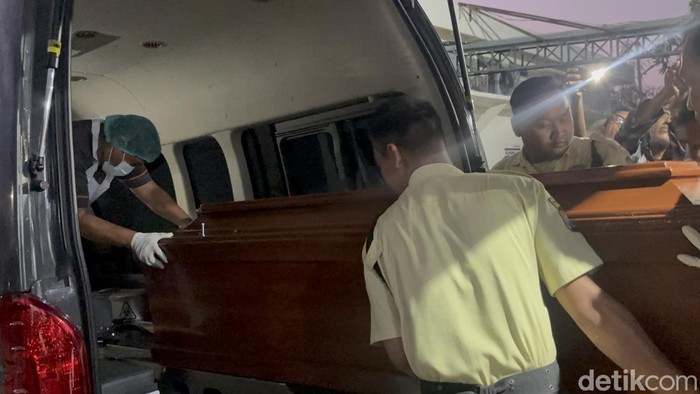 Jenazah korban KM Mutiara Sentosa 2 di RS Bhayangkara Surabaya.