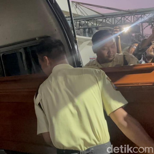 Isak Tangis Warnai Penyerahan Jenazah Korban KMP Mutiara Sentosa 2 di RS Bhayangkara