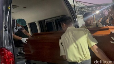 Isak Tangis Warnai Penyerahan Jenazah Korban KMP Mutiara Sentosa 2 di RS Bhayangkara