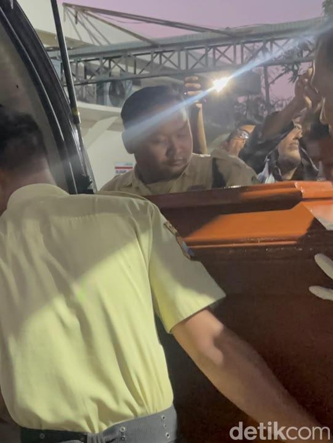 Isak Tangis Warnai Penyerahan Jenazah Korban KMP Mutiara Sentosa 2 di RS Bhayangkara