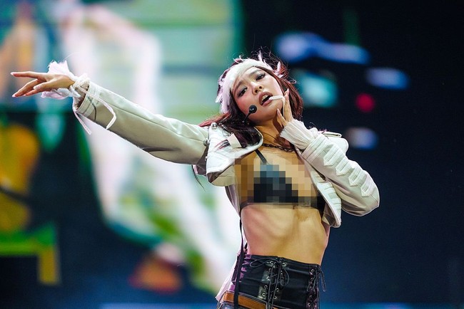 Kostum panggung Jennie tak pernah luput dari sorotan. Kali ini, ia memadukan coat putih bergaya militer yang dibiarkan terbuka, mengekspos bralette hitam dan otot perutnya dengan sempurna. Foto: Getty Images