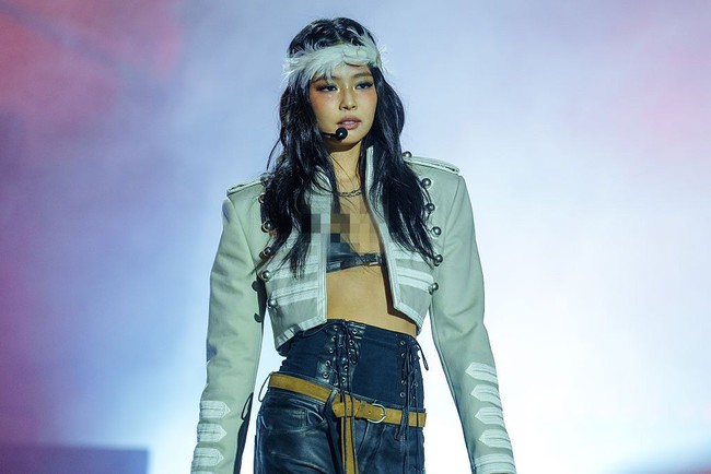 Jennie memercayakan Sam Woolf untuk sejumlah kostum panggungnya tahun ini. Pria itu juga menjadi penata gaya langganan untuk rapper hits Doechii. Foto: Getty Images