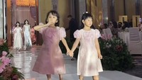 Si bungsu Ziona Eden Alexandra Panggabean (kanan) turut melangkah mengantarkan ibunda ke lokasi acara resepsi pernikahan. Foto: Instagram @joannaalexandra @weaddings