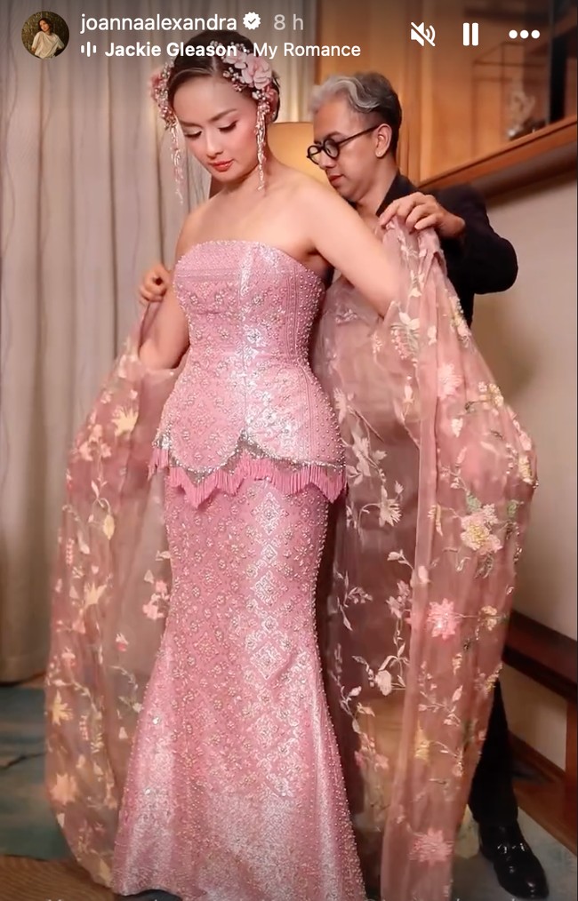 Joanna tampil cantik kenakan busana bernuansa pink rancangan desainer Didiet Maulana untuk acara pemberkatan. Busana yang dikenakan Joanna itu terdiri dari 3 piece berupa inner, bawahan, serta outer. Foto: Instagram/@joannaalexandra
