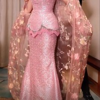 Joanna tampil cantik kenakan busana bernuansa pink rancangan desainer Didiet Maulana untuk acara pemberkatan. Busana yang dikenakan Joanna itu terdiri dari 3 piece berupa inner, bawahan, serta outer. Foto: Instagram/@joannaalexandra