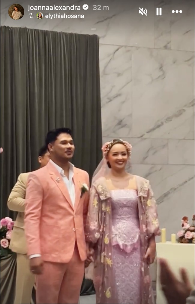Didiet mengungkapkan bahwa busana yang dikenakan Joanna itu dihiasi dengan full bordiran bunga favorit Joanna. Joanna sendiri yang meminta agar gaunnya tersebut melambangkan seperti taman. Foto: Instagram/@joannaalexandra