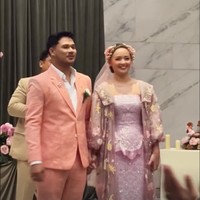 Didiet mengungkapkan bahwa busana yang dikenakan Joanna itu dihiasi dengan full bordiran bunga favorit Joanna. Joanna sendiri yang meminta agar gaunnya tersebut melambangkan seperti taman. Foto: Instagram/@joannaalexandra